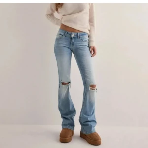 Nelly jeans - Säljer dessa fina jeans med slitningar på knäna! De är ifrån Nelly köptes förra veckan men passa inte till mig därför säljer jag, stl 36, aldrig använda, endast testat (nyskick) nypris 699kr jag säljer för 600 men pris kan diskuteras