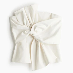 Vit bandeau topp - Vit bandeu topp med en stor rosett framtill från HM. Den är helt slutsåld. Nypris: 279kr Den var för liten för mig, lappar sitter kvar, endast testad. Glömt att skicka tillbaka så säljer här istället💕💕