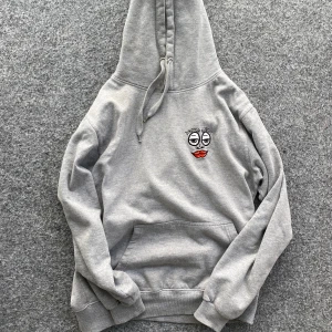ODZ DUNDERZUBBI HOODIE - Rare grå ODZ hoodie i dunderskick. Passa på att köpa!! Storlek: M. Hör av er vid eventuella frågor!!