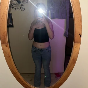 Blå bootcut jeans - Snygga blå bootcut jeans med låg midja och klassisk femficksdesign. Perfekta för en avslappnad stil. De har en dragkedja och knapp framtill.