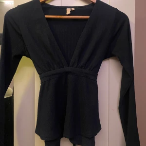 Marinblå topp från Nelly - Jättefin marinblå topp med v-ringning och långa utsvängda ärmar från Nelly. Toppen har ett knytband i midjan som ger en fin passform, man kan knyta både bak och fram. Toppas är i storlek xxs men passar mig som vanligtvis är XS/S (den är alltså väldigt stretchig). Säljes pga brist på användning. Inga deffekter alls, kontakta mig ifall ni vill ha fler bilder🩷