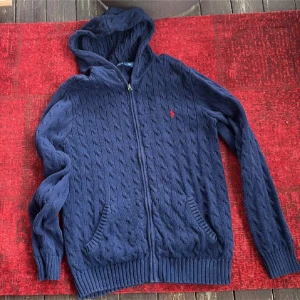 Kabelstickad Ralph Lauren  - Supersnygg Ralph Lauren kofta som från början varit xl men då den tvättats några ggr passar nu s/m. Super fin och i nyskick utan defekter alls❤️