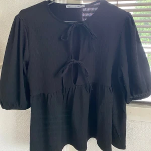 Svart topp/blus - Säljer en svart blus/topp🖤 strl M, aldrig använd! Nytt skick! Säljer den för 100kr + frakt!  