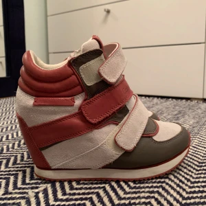 Calvin Klein Jeans skor  - Säljer dessa sååå snygga och trendiga CK jeans skor som aldrig har använts. De är vintage, köpte för superlänge sen och inte av mig 💕 Storlek 35 men skulle säga att 36 upp till 37 skulle passa i de. Sulan i är större 🥰