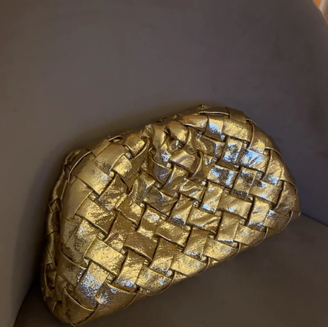 Guldig flätad väska - 1