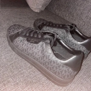 MICHAEL KORS SKOR  - sköna MK skor perfekt för året runt, riktigt stiliga och fräscha,passar riktigt bra med grisch stilen använd ett fåtal gånger men inga problem med skorna, ORD PRIS:2000kr