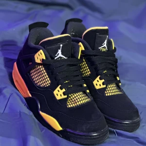 Nike Air Jordan 4 Thunder GS - Snygga Nike Air Jordan 4 Thunder GS. Skorna är i nyskick och bara använda ett fåtal gånger. Box tillkommer inte med skorna. Endast upphämtning gäller. Skriv gärna om du har några frågor gällande skorna. Pris kan diskuteras vid smidig affär.