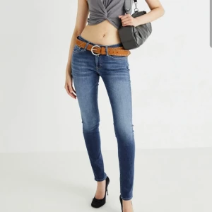 Blå jeans från Replay 31" 32" - Snygga blå jeans från Replay med en tight passform. De har en klassisk femficksdesign och en knappgylf. Perfekta för en stilren look. Modellen heter Luz pants skinny fit och storleken är "31"32", dock små i storlek. Passar uppskattningvis stl 40 Midja ca 39cm Inga anmärkningar.