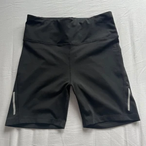 Svarta träningsshorts - Sköna träningsshorts från märket Soc. Högmidjade och i fint skick! Storlek medium men passar S också🥰
