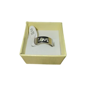 Silverfärgad ring med 'Love'-design - Elegant silverfärgad ring med utskuren 'Love'-design. Perfekt för att uttrycka känslor eller som en stilren accessoar. Rostfritt stål, US 10.5 eller 20.2 mm