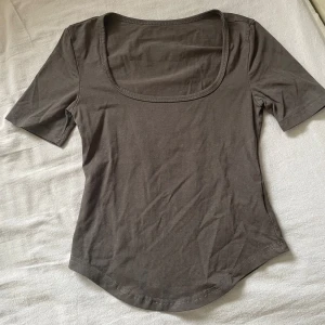 Kortärmad topp - Söt grå topp i storlek xs. Skulle säga att den är lite mörkare i verkligenheten. Endast testad och är i nytt skick!