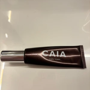 CAIA Cape Town - Snygg tub med CAIA Cape Town, perfekt för en fräsch look. Den bruna förpackningen med silverlock ger en lyxig känsla.