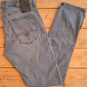 Replay anbass jeans - Gråa replay anbass jeans. Sparsamt använda. Nypris cirka 1600. Hör av dig vid övriga frågor;)