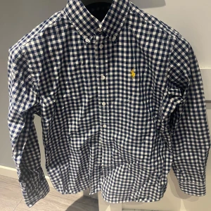 Ralph lauren skjorta - Ralph lauren skjorta använd en gång då den är för liten för mig, den är storlek m men skulle snarare säga att den passar s.