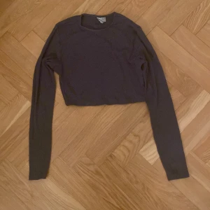 Svart croppad tröja från H&M Divided - Säljer en svart croppad tröja från H&M Divided. Tröjan har långa ärmar och en enkel design som passar perfekt till vardags. Perfekt för lager-på-lager eller som den är. 🖤