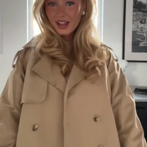 Beige trenchcoat från Zara - Skit snygg jacka från zara aldrig kommit till använt dock💗