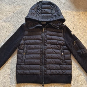 Moncler cardigan  - Säljer just nu denna snygga moncler cardigan i jätte bra skick, endast använd ett fåtal gånger. Du får med allt så som påse och lappar! Hör av dig vid funderingar.