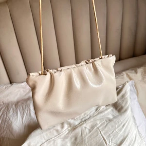 Clutch bag - Super fin beige clutch bag! Köpt på mango förra året och använd vid ett tillfälle 💞