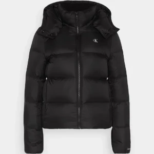 Calvin Klein jacka  - Säljer denna Calvin Klein jacka i storlek S. Fint skick. Säljs för 1.8. Vid intresse är det bara att höra av sig❤️FRI FRAKT DENNA VECKA