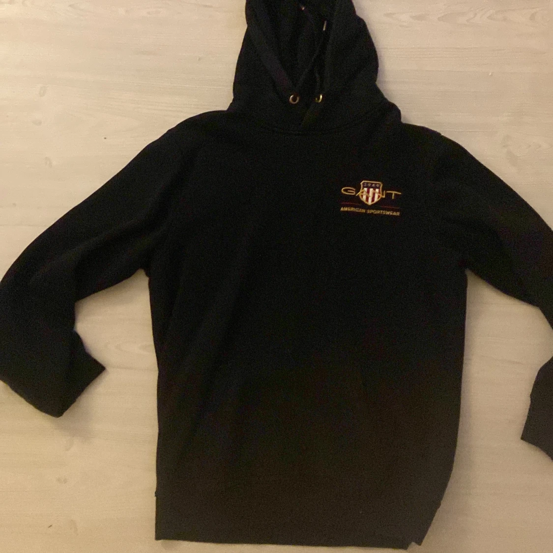 Svart hoodie från GANT