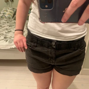 Svarta jeansshorts - Snygga svarta shorts från Lindex med dubbelknapp 💕 Strl 146 men väldigt stretchiga så passar mig som är 163 💞💞