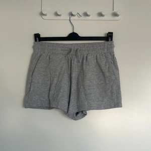 Grå shorts med resårmidja - Snygga och bekväma grå shorts från 157 i storlek XS. De har en elastisk midja med snörning för justerbar passform. Perfekta för en avslappnad stil. Aldrig använda