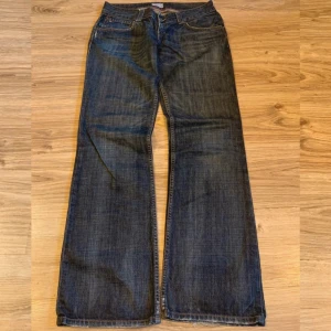 Mörkblå lowwaist jeans från Tommy Hilfiger✨ - Jättefina o trendiga mörkblå lowwaist jeans från Tommy Hilfiger med broderade detaljer på bakfickorna och lite utsvängda ben✨Köpta på second hand men knappt använda av mig💕Ena benet har pyttelite heelbite som syns på sista bilden, annars är de i superbra skick!! Gjorda för kvinnor men kan ju bäras av alla💁‍♀️