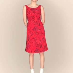 Röd mönstrad klänning från Ril's - Snygg röd vintageklänning från Ril's! Tillverkad i 100% viskos! Jag på bilden har strl 36 på överdelar och är 170cm lång. Klicka på köp nu <33