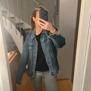 Jeansjacka  - Klassisk blå jeansjacka med knappar framtill. Perfekt till våren. Sitter snyggt oversized. 