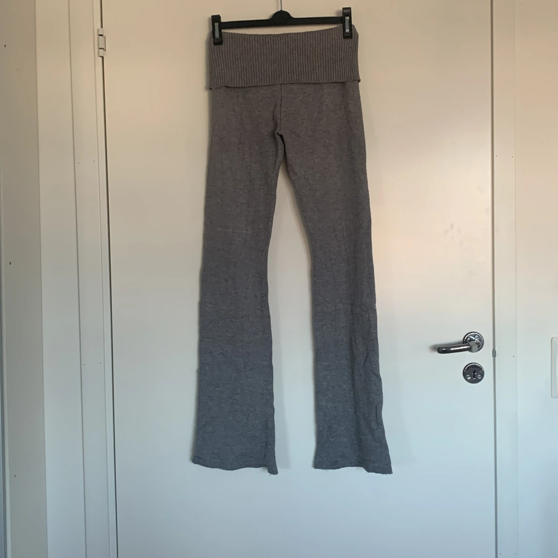 Grå stickade byxor från Gina Tricot - 1