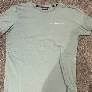 Grön t-shirt från Sail Racing - Snygg grön t-shirt från Sail Racing med liten logga på bröstet. Perfekt för en avslappnad stil. Tillverkad i mjukt material för extra komfort.
