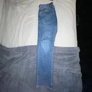 Blå jeans  - Säljer ett par blå jeans från lager 157 med klassisk design. De har en rak passform och är tillverkade i slitstarkt denim. Perfekta för en avslappnad stil.