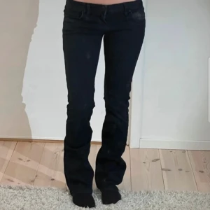 Ltb jeans valerie - Svarta ltb jeans i modellen valerie, storlek 24×34, köpta från plick för någon dag sedan men var tyvärr för stora för mig så säljer vidare.🥰 Dom är I mycket bra skick❤️