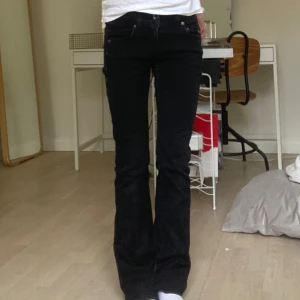 Svarta low waist bootcut jeans - Snygga svarta jeans från G-Star RAW. Dem är lågmidjade och bootcut💗