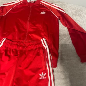 Rött adidas set - Rött adidas sett i gott skick. Defekter syns på bilder möjligtvis att det går bort i tvätten. Storlek Xs skriv vid fler frågor!