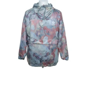 Camouflage vindjacka från Adidas - Säljer en cool vindjacka från Adidas i ett färgglatt camouflage-mönster. Jackan har en justerbar huva och långa ärmar. Perfekt för att sticka ut i mängden med sin unika design. Tillverkad i polyester för en lätt och bekväm känsla.