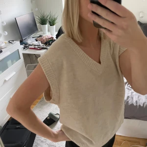 Stickad väst från H&M  - Stickad väst från H&M. Funkar att ha både för sig själv och med till exempel en skjorta under