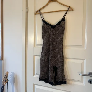 Leopard Slipdress! - Köpt på en loppmarknad för många år sedan, dock har jag inte använt den sjölv och därmed säljer vidare ✨Små defekter som visas på bild tre, samt ganska liten i storleken då den inte har någon stretch! 