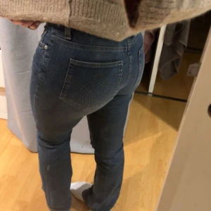 Jeans - Blåa jeans från gant med tryck bak på fickorna. Medlehög midja. Stl 28/32 och passar mig som har S/M i byxor