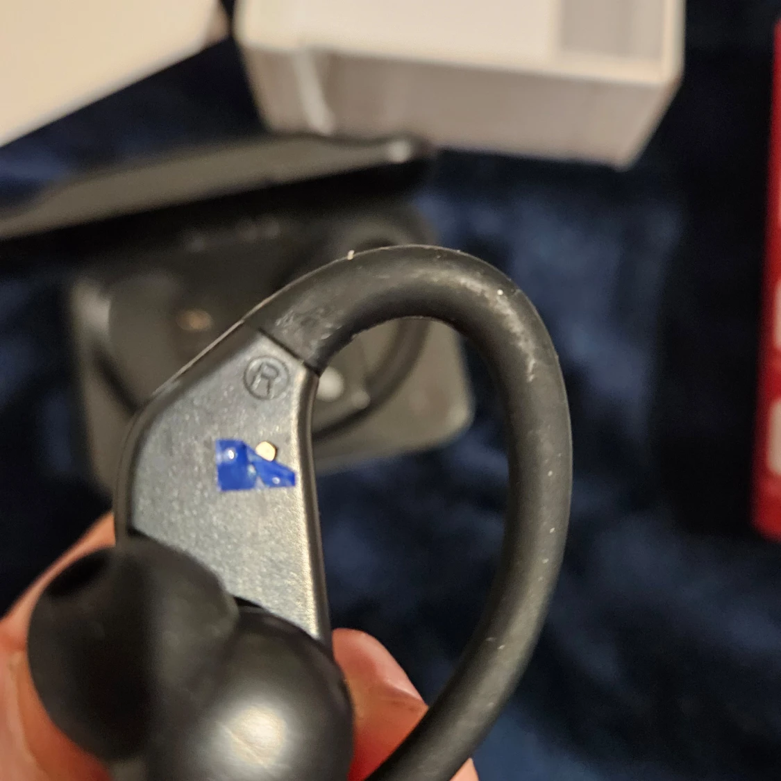 Svarta trådlösa hörlurar med laddningsetui - 2