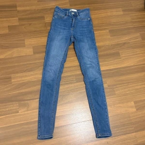 Blåa skinny jeans Gina tricot - Blåa skinny high waist jeans från Gina tricot i storlek XS. Väldigt stretchiga och bekväma. 