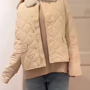 Jättegullig krämvit jacka  - Snygg beige quiltad jacka från NA-KD med mjuk fuskpäls på kragen. Storlek 40 och passar perfekt på mig som är s-m. Använd fåtal gånger. Nypris 1099kr ❤️intessekoll då jag tycker om den väldigt mycket ❤️