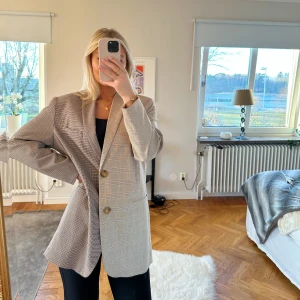 Kavaj  - Kavaj från stradivarius i strl XS, men väldigt oversized så passar de flesta storlekar. Kan användas både som kavaj och som jacka. Använd en gång så i nyskick! 