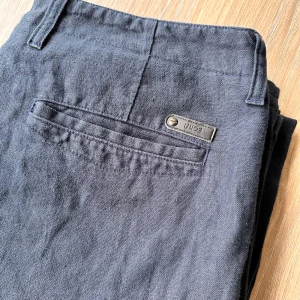 NN07 Linnebyxor New Simon - slitna - , storlek 32/32 - 100% linne, modell: ﻿New Simon. Slitna i grenen se bild. Slim fit. Blåa, marinblå, navy.