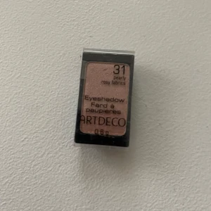 Ögonskugga från Artdeco - Snygg ögonskugga i nyansen '31 pearly rosy fabrics' från Artdeco. Perfekt för en subtil och elegant look med sin pärlemorskimrande finish. Kompakt förpackning som är lätt att ta med i sminkväskan.