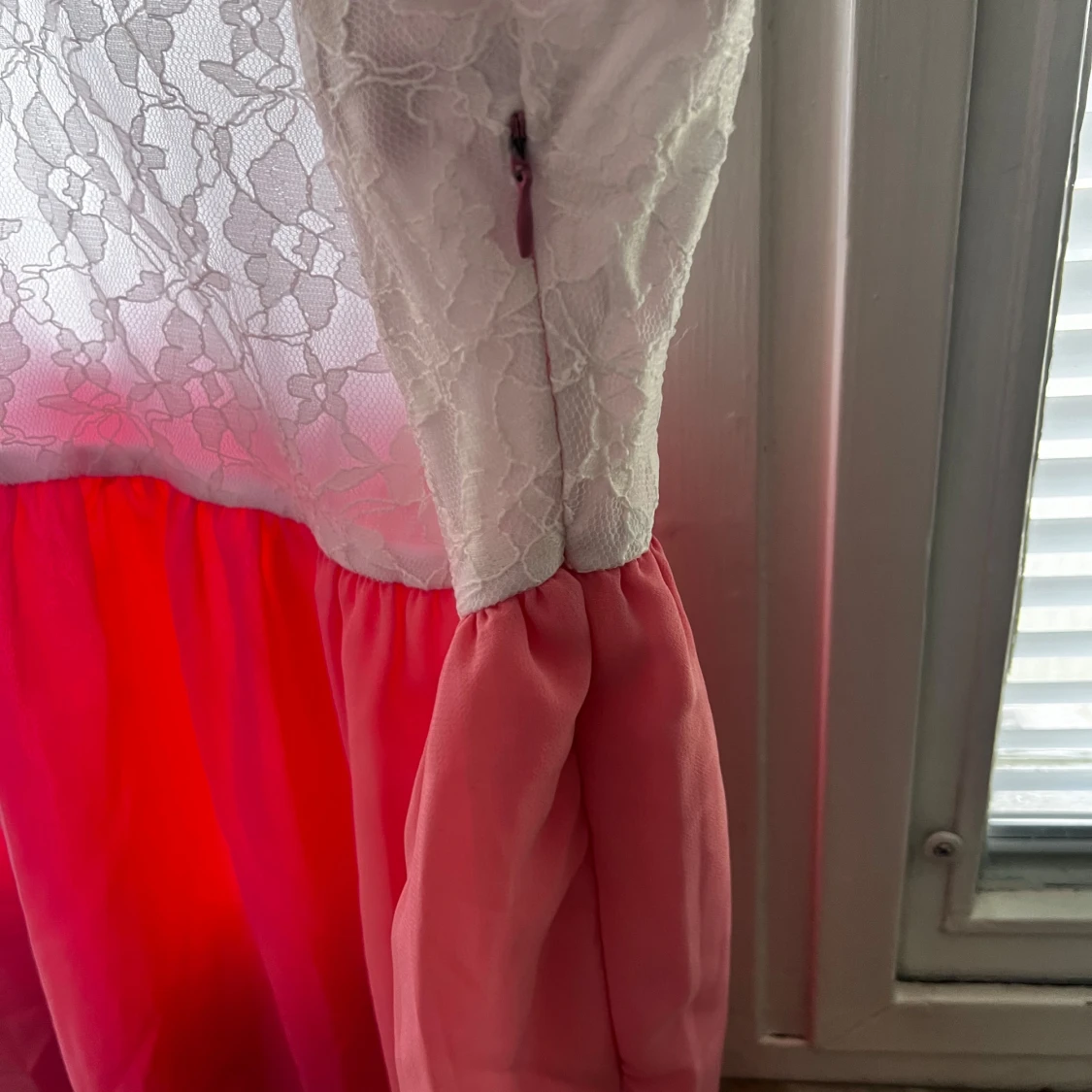 Vit och rosa klänning från Rut & Circle - 1