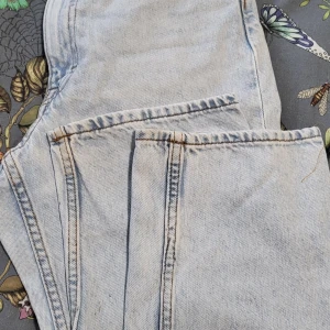 Ljusblå jeans från H&M - Säljer ett par ljusblå jeans från H&M, loose fit model.