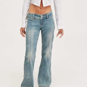 Lågmidjade bootcut jeans - Snygga blå lågmidjade bootcut jeans med en klassisk femficksdesign. Jeansen har en lätt tvättad look och stängs med dragkedja och knapp. Perfekta för en avslappnad stil. Sparsamt använda❤️