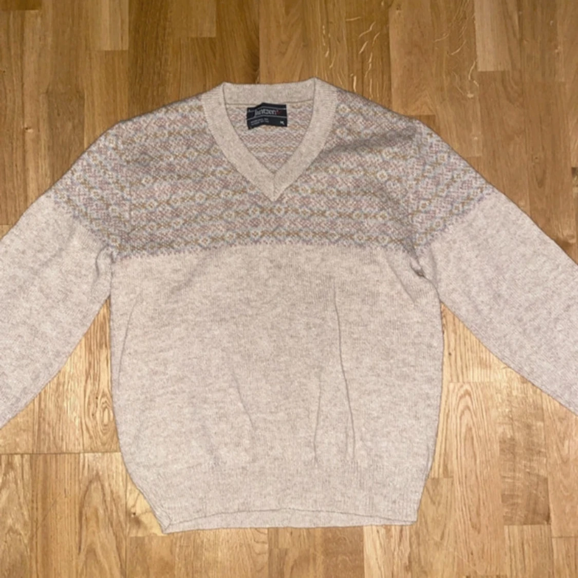 Beige stickad tröja med mönster