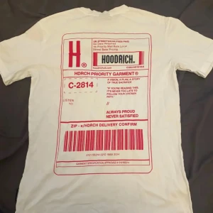 Hoodrich T-Shirt - Säljer denna Hoodrich t-shirt. Inga synliga defekter. Passar även tjejer men det är egentligen till killar. Tveka inte att skriva om du har frågor🫶🏼
